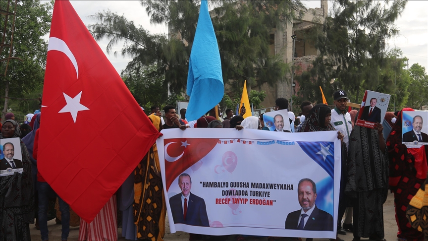 مقديشو... مئات الصوماليين يحتفلون بفوز الرئيس أردوغان