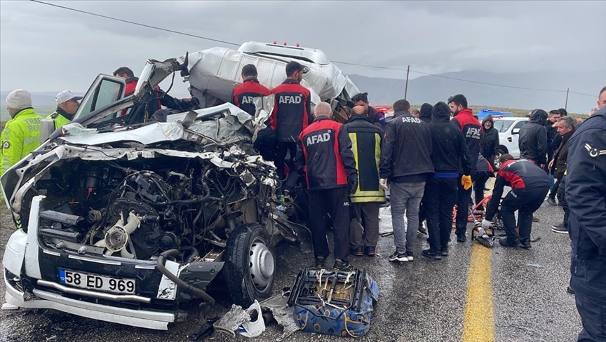 Sivas'ta tır ile yolcu minibüsünün çarpıştığı kazada 5 kişi öldü