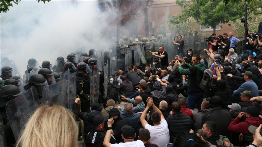 Kosovo Serbs clash with NATO forces in northern municipalities