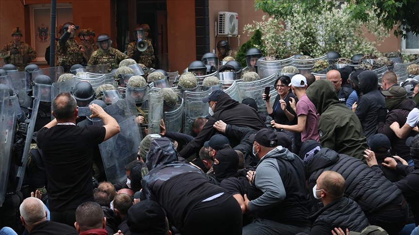 Kosovo: Snage KFOR-a rasterale demonstrante okupljene oko opštinske zgrade u Zvečanu