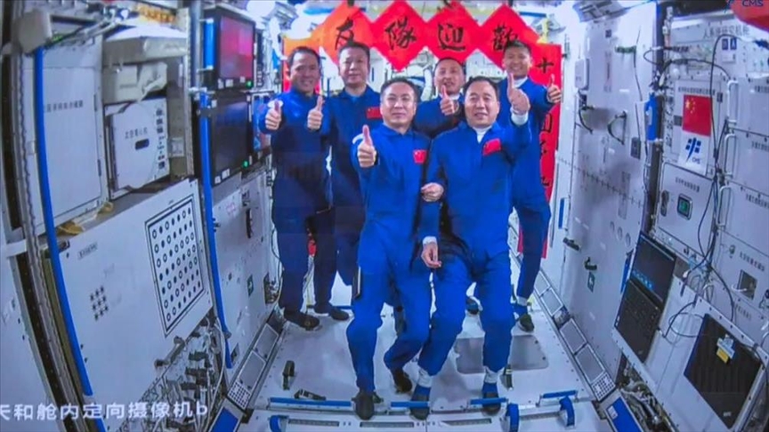 Chinese astronauts dock at space station, 2 crews meet