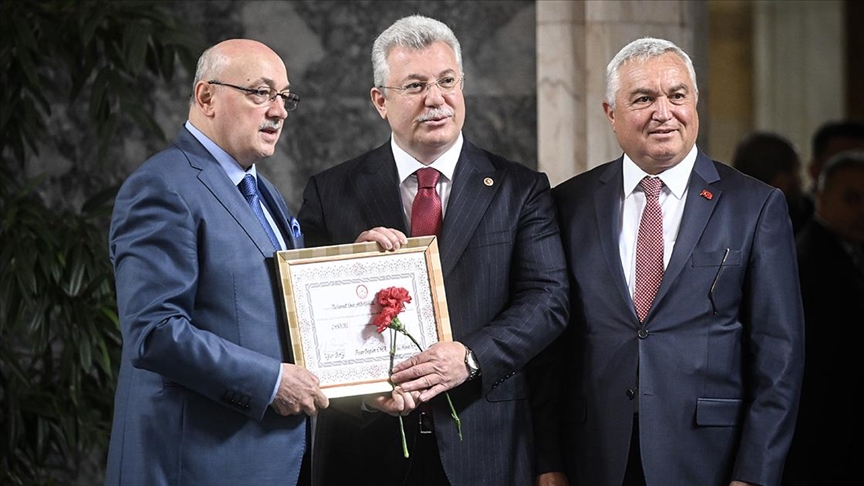Milletvekilleri kayıt yaptırıyor