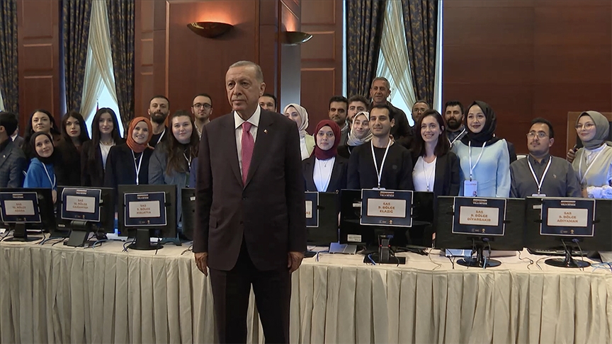 Cumhurbaşkanı Erdoğan, AK Parti Genel Merkezi'ndeki Seçim Koordinasyon Merkezi'ni ziyaret etti