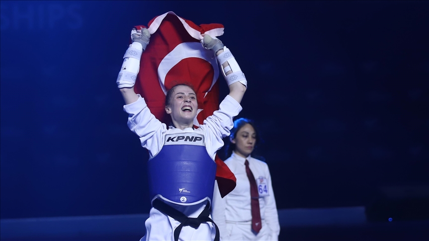 Merve Dinçel Dünya Tekvando Şampiyonası'nda altın madalya kazandı