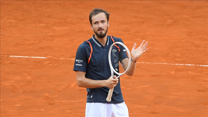 Daniil Medvedev suffers early exit at French Open after 5-set loss to 172nd-ranked qualifier