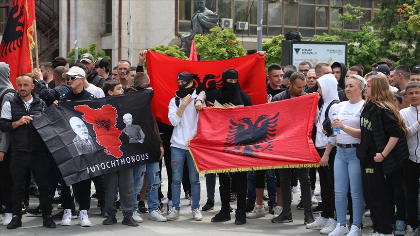 Kosova'nın kuzeyindeki Mitrovica'da Arnavutlar gösteri düzenledi