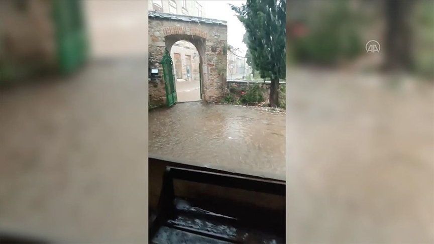 Nevrijeme u Mostaru: Dvorište Karađoz-begove džamije pod vodom