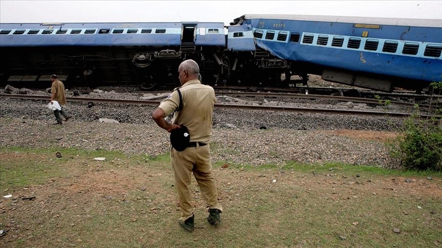 At least 50 killed, 300 injured in Indian train crash: Report