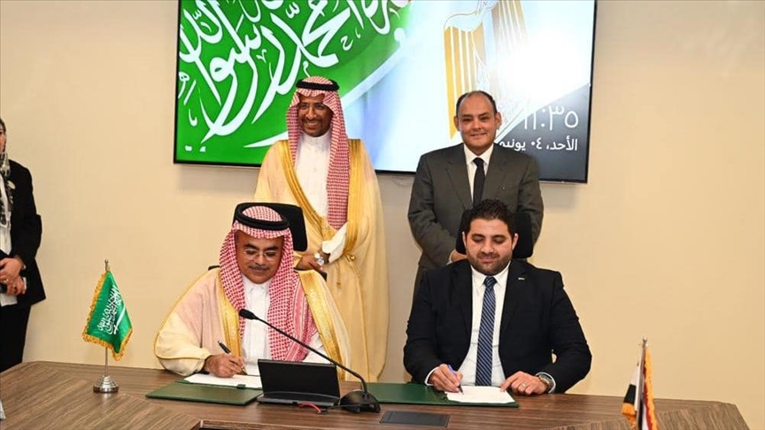 مصر والسعودية توقعان اتفاقيتين تجاريتين