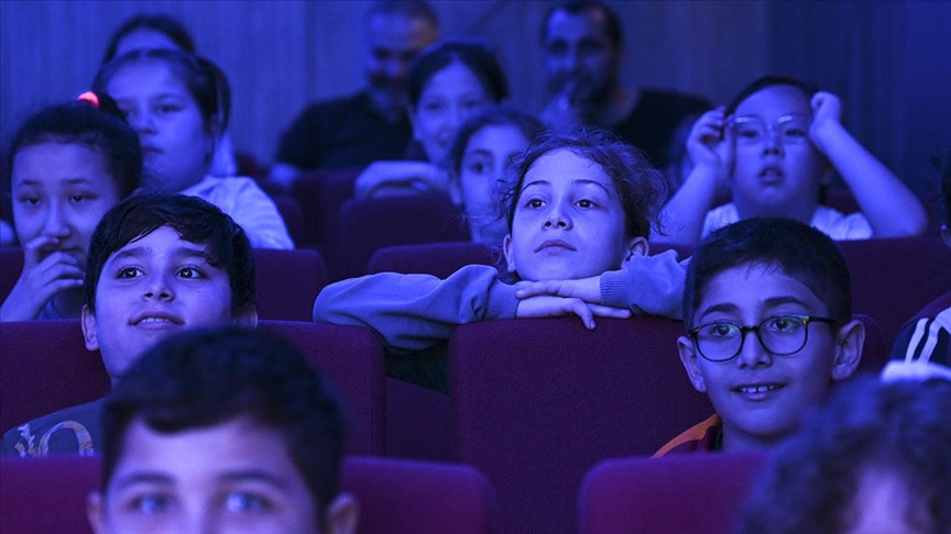 Veliler çocuklarına doğa sevgisini tiyatroyla anlatıyor