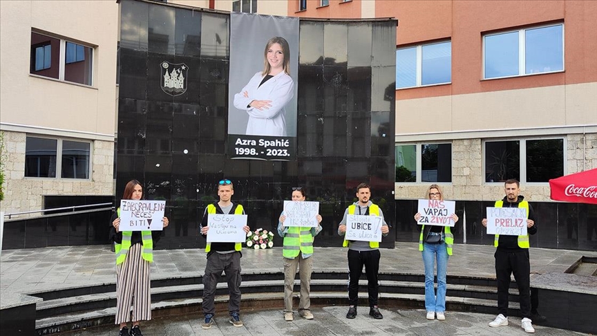 Bišćani sa skupa održanog na Gradskom trgu poručili da ubijena Azra Spahić neće biti zaboravljena