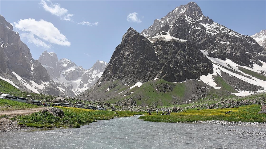 Турецкий Хаккари привлекает туристов цветущими долинами и водопадами