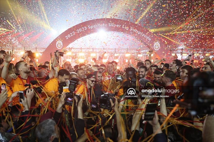 Galatasaray players, fans enjoy Super Lig championship ceremony after derby victory Galatasaray players, fans enjoy Super Lig championship ceremony after derby victory