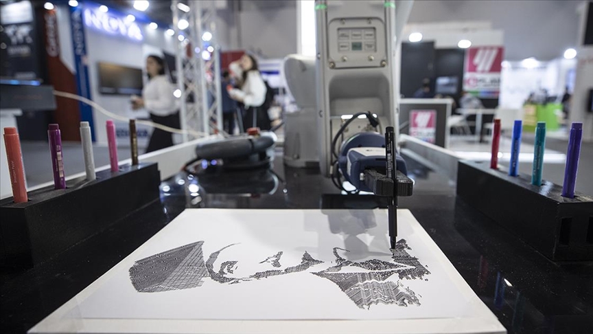 Ressam robot, Cumhuriyetin 100. yılını resim çizerek kutladı