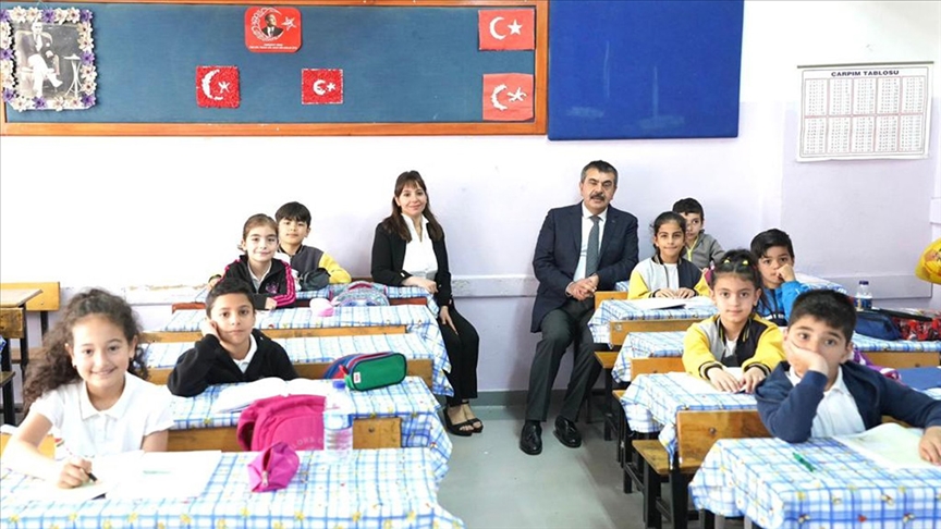 Milli Eğitim Bakanı Tekin, Cumhuriyet İlkokulu'nda öğrenci ve öğretmenlerle buluştu