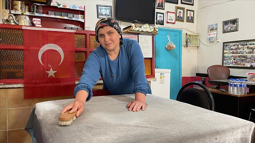 Ulus'un "çaycı yengesi", vefat eden kayınpederinin kahvehanesini 5 yıldır işletiyor