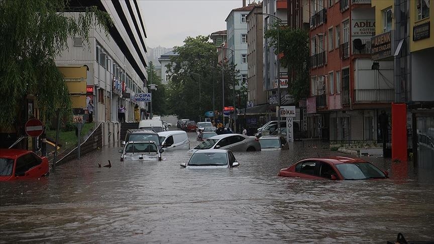 Turkiye: Obilne padavine otežale saobraćaj u Ankari