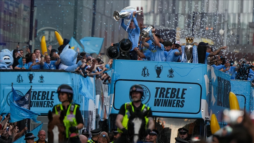 Engleska: Proslava Manchester Cityja sa navijačima na ulicama grada