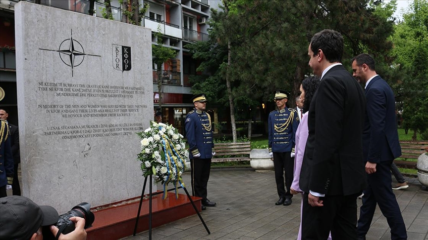 Dan oslobođenja Kosova: Državni vrh odao počast poginulim vojnicima NATO-a
