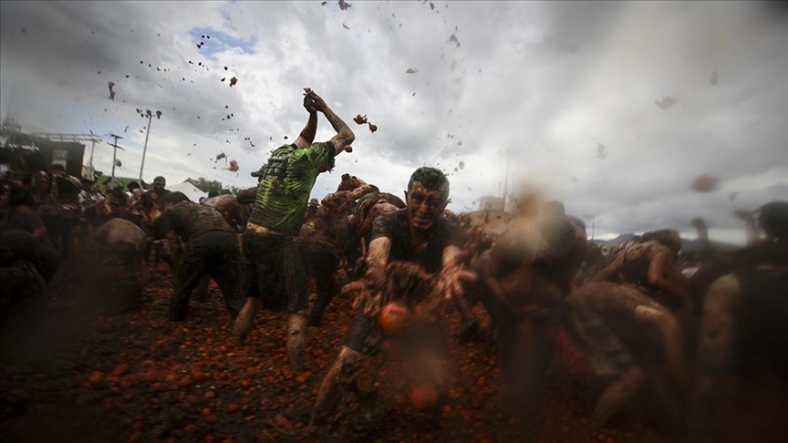 Na "La Tomatina" festivalu u Kolumbiji gađali se s 35 tona paradajza