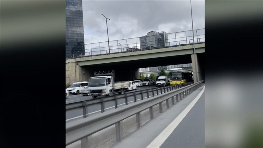 İETT otobüsünün arızalanması nedeniyle Basın Ekspres Caddesi'nde yoğunluk oluştu