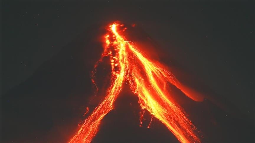 Al menos 100 personas más son evacuadas por actividad del volcán Mayon en Filipinas