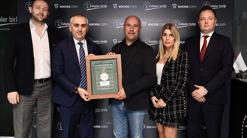 Kulüpler Birliği Vakfından "Socios.com"un kurucusu Alexandre Dreyfus'a teşekkür plaketi