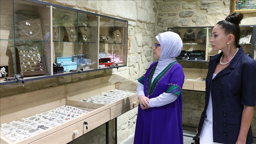 Первые леди Турции и Азербайджана совершили прогулку по исторической части Баку