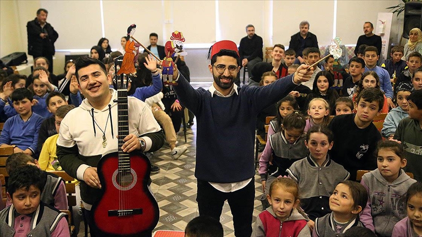 Doktora öğrencisi 6 yıldır okul okul gezip çocukları orta oyunu ile buluşturuyor