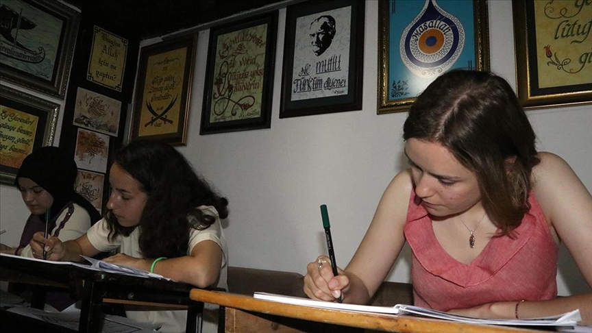 Gönüllülük projesiyle Rusya'dan Çankırı'ya gelen gençler kaligrafi sanatını öğreniyor