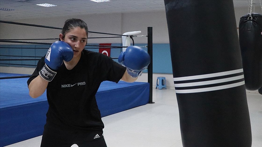 Milli boksör Esmaül Hüsna Babat, olimpiyat şampiyonu olma hedefiyle çalışıyor