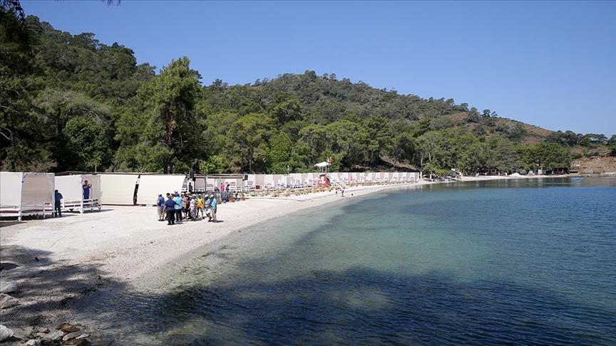 Fethiye'de okulun işlettiği plaja Mavi Bayrak asıldı