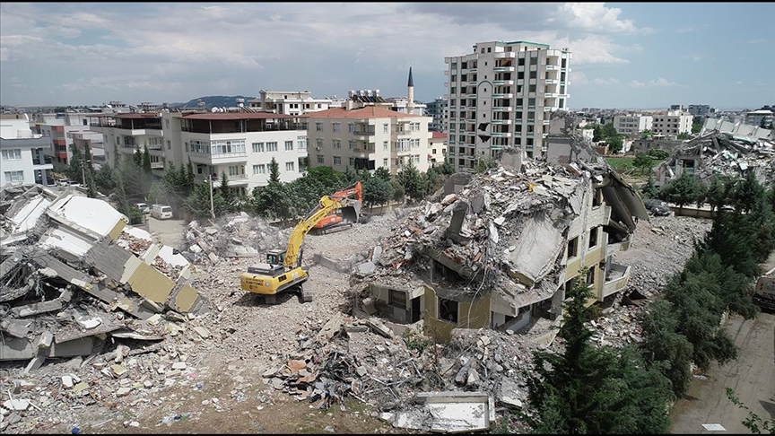 Adıyaman'da ağır hasarlı binaların yıkımı sürüyor