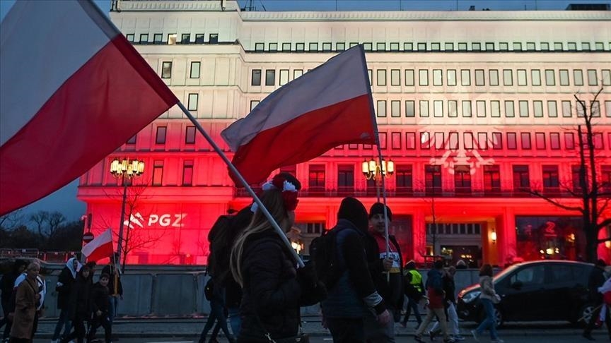 Cień skrajnej prawicy wyłania się przed wyborami w Polsce