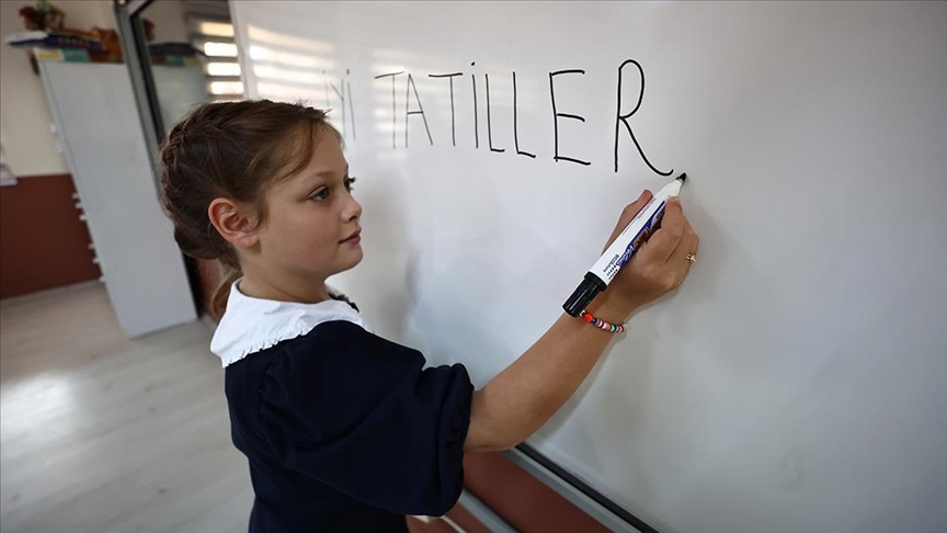 Yaklaşık 19 milyon öğrenci karnesini alarak yaz tatiline girdi