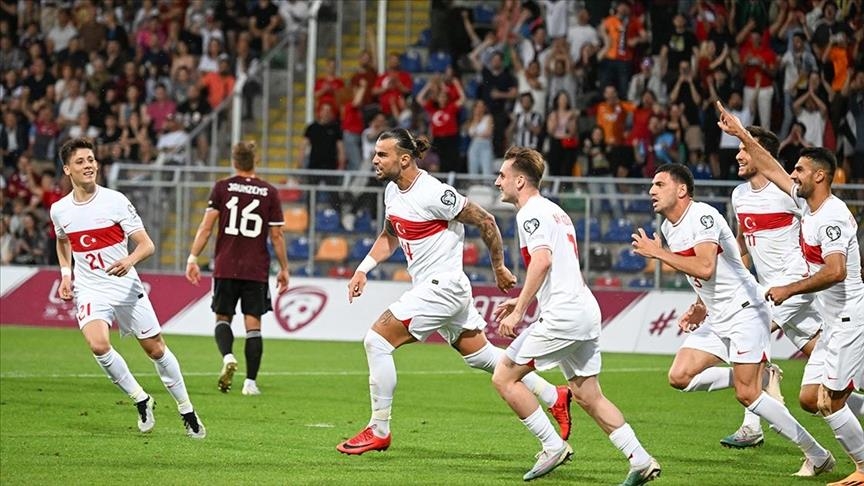 Turcija aizraujošā Euro 2024 kvalifikācijas spēlē pārspēja 10 spēlētāju Latviju ar 5 vārtu pārsvaru