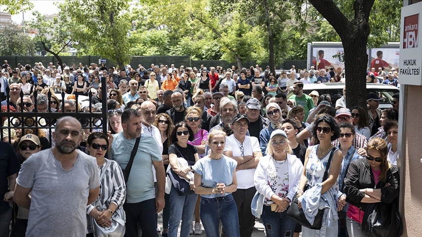 Adaylar Salonlarda, Aileleri De Okul çevrelerinde AYT Heyecanını Yaşadı