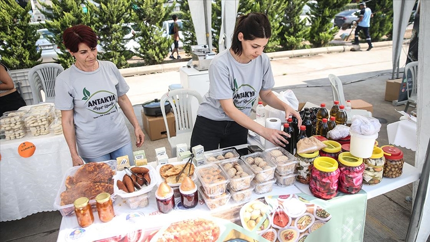 Mersin'de dayanışma stantları depremzede esnafı müşterilerle buluşturuyor