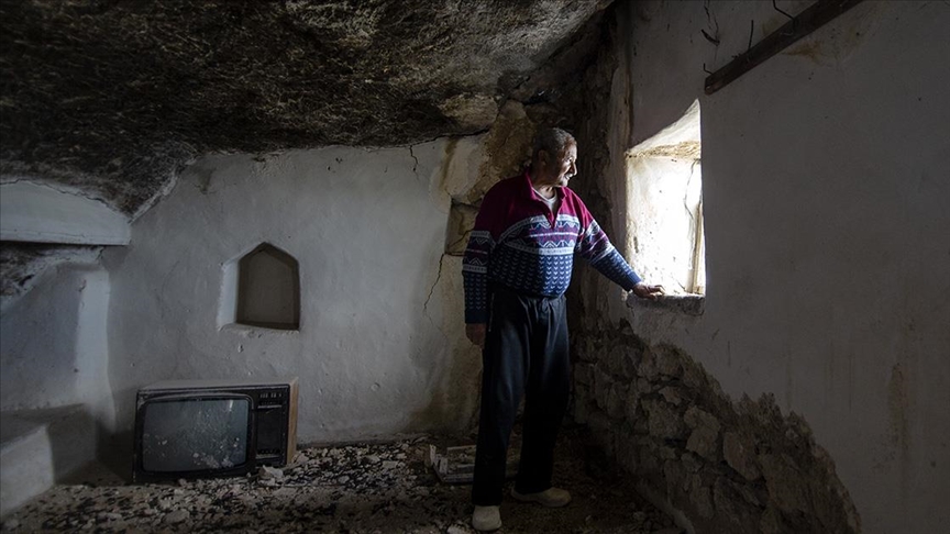 Malatya'da yaşadığı mağarada 18 çocuğunu büyüten eski muhtarın hayatı turistlerin ilgisini çekiyor