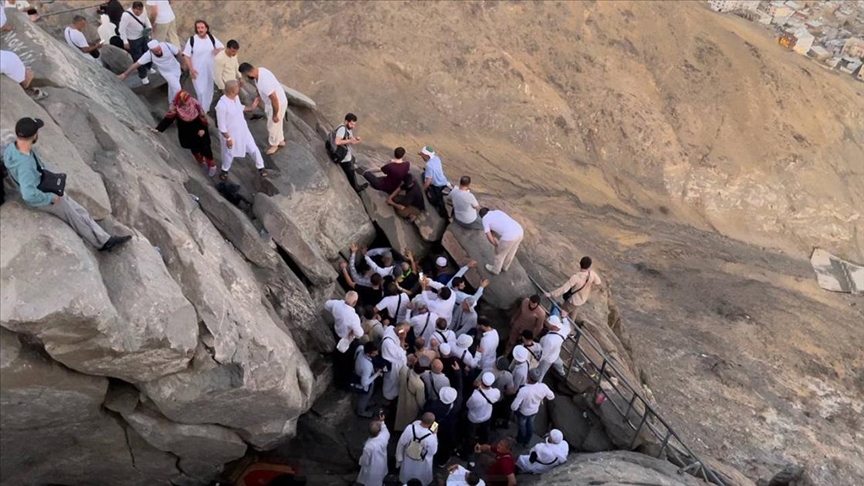 Hacı adaylarının ilk vahyin geldiği Hira Mağarası'na ziyaretleri sürüyor 