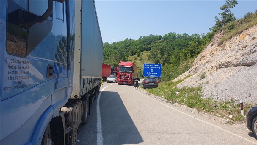 Serb protestors block border crossings in Kosovo