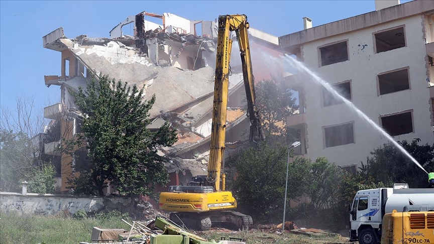 Büyükçekmece'de deprem riski taşıyan 4 blokun yıkımına başlandı