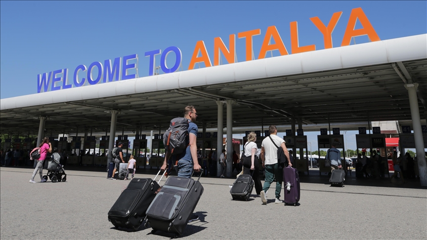 В Анталью с начала года воздушным транспортом прибыло свыше 4,7 млн туристов