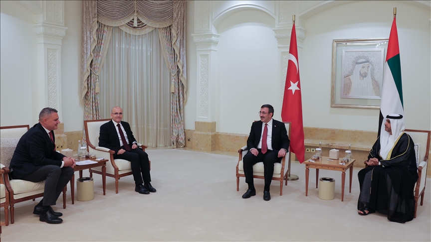 نائب الرئيس التركي ووزير المالية يصلان أبوظبي