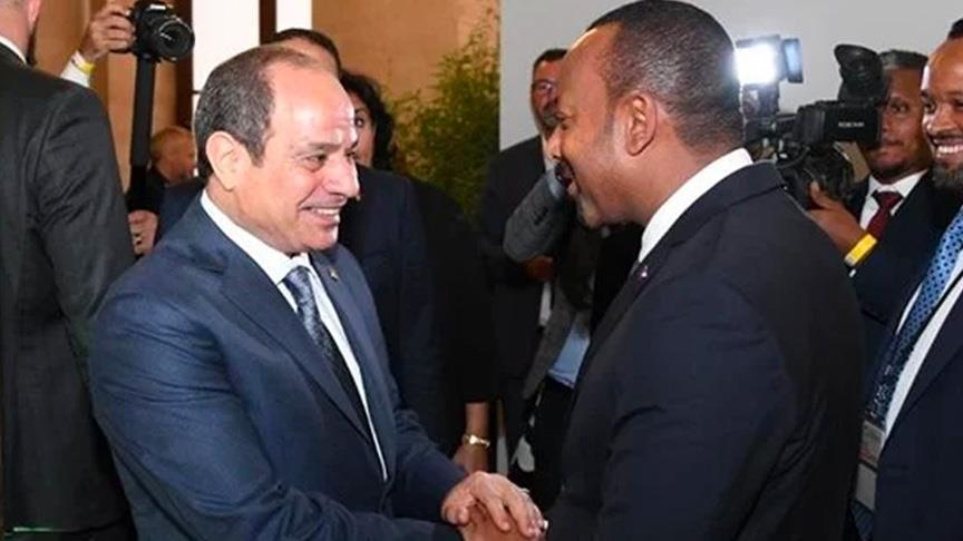 باريس.. مصافحة وتبادل ابتسامات بين السيسي وآبي أحمد