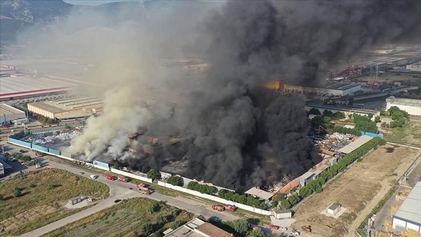 Manisa'da fabrikada çıkan yangın 19. saatte kontrol altına alındı