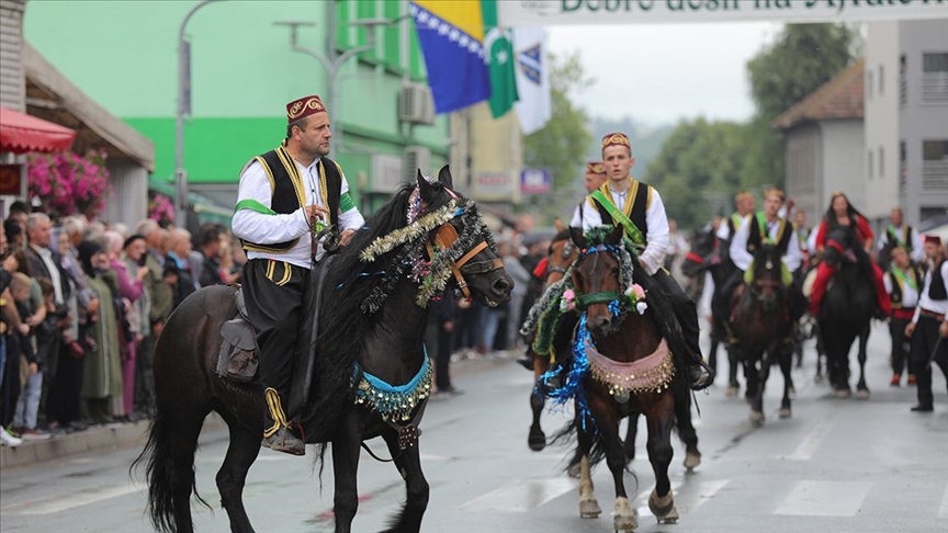 "513. dani Ajvatovice": Građani aplauzom ispratili defile konjanika i orkestar "Mehter" kroz Donji Vakuf