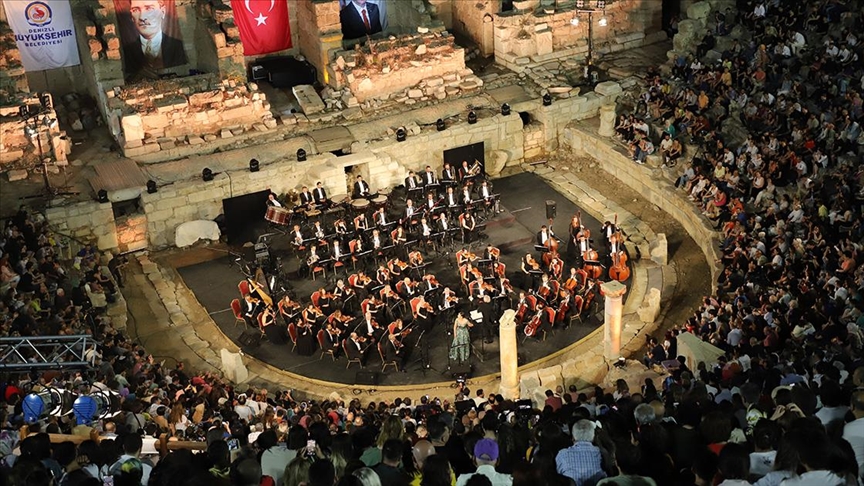 Cumhurbaşkanlığı Senfoni Orkestrası 2 bin 200 yıllık antik tiyatroda konser verdi