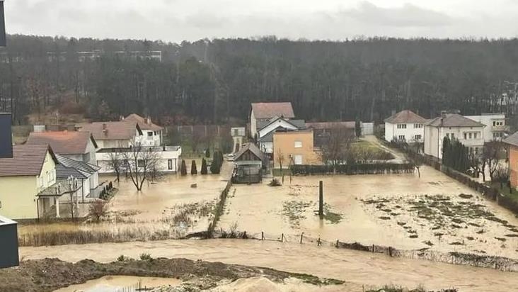 Kosovë, humb jetën nëna me fëmijën e saj nga vërshimet në qytetin e Pejës
