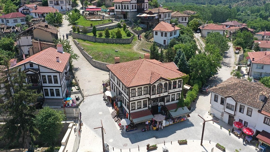 Tarihi konakları ve doğasıyla göz dolduran Taraklı, bayram tatiline tam dolulukla girdi